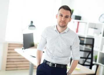 Михаил Петров - Менеджер по работе с клиентами
